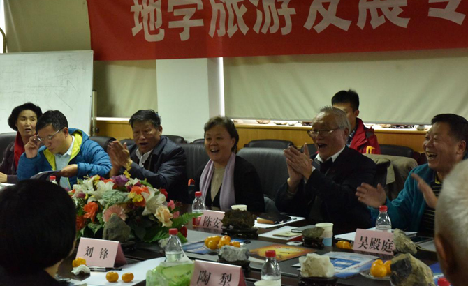 主持人陈安泽（右）郭来喜（左）和国度旅游局原副局長杜一力（中）到场研讨