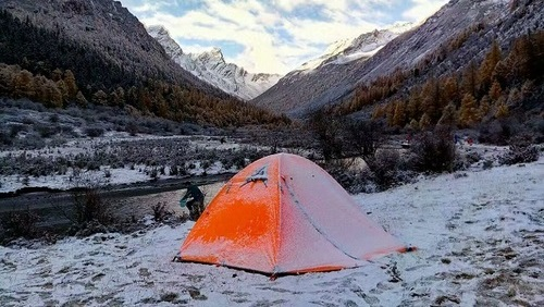 雪地上搭建的帐篷展示